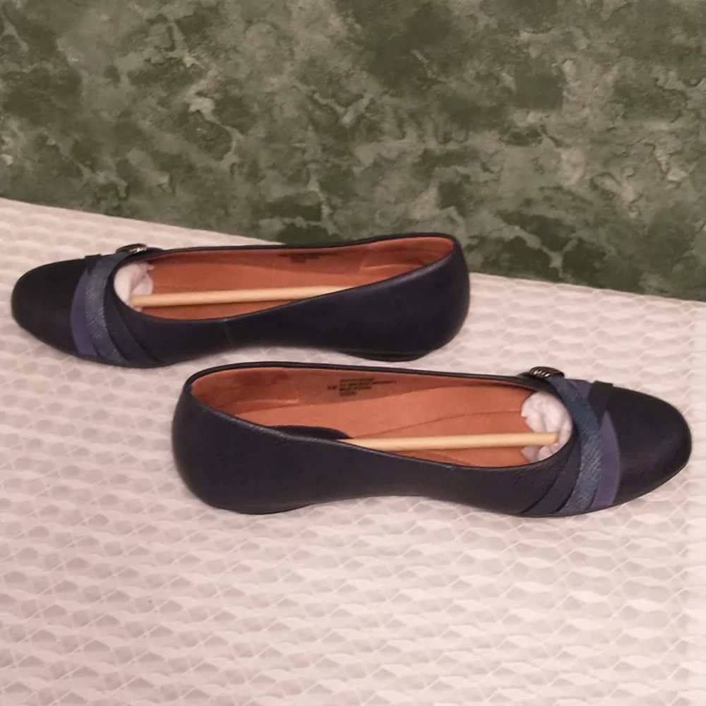 NWT & Box Eürosoft by Sofft Blue Shaina Slip On Flats Size 9 M Shoes Criss Cross - Picture 6 of 10